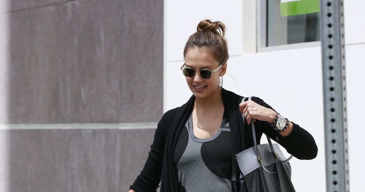 Bump watch Jessica Alba in polka dots! Today's Parent(00)