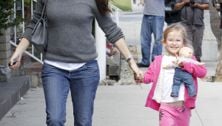 Jennifer Garner takes Violet on a toy run (cute!)