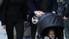 No "finger slide" for Leelee Sobieski's tot