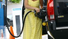 Bump watch: Tori Spelling gorj at gas station