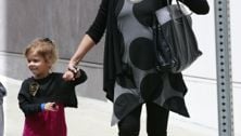 Bump watch: Jessica Alba in polka dots!
