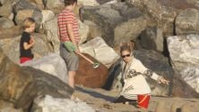 Kate Hudson, Matt Bellamy & Ryder build sandcastles