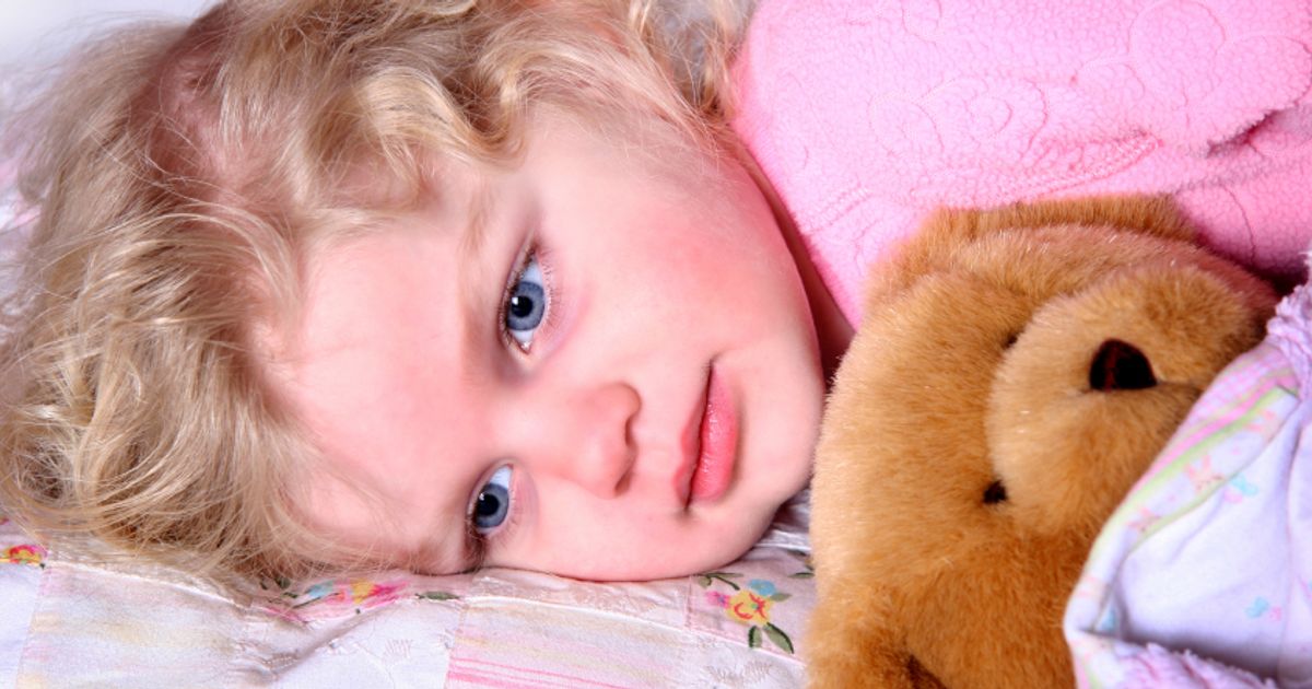 Ребенок спит с приоткрытыми глазами. Спать с полуоткрытыми глазами. Сон с полуоткрытыми глазами. Кровать для мальчика. Человек спит с открытыми глазами.