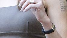 Angelina Jolie shows off her engagement ring (close up!)