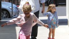 Celebrity frolic alert: Ben Affleck & the girls (Cute PHOTOS)!