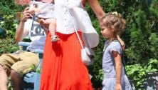 Jessica Alba & her adorable daughters: Lunch at "Bubby's" (photos!)
