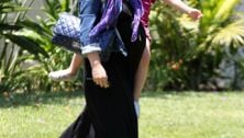 Pregnant Sarah Michelle Gellar in heavy black maternity dress & cute accessories