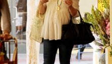 Pregnant Sarah Michelle Gellar at Trader Joes