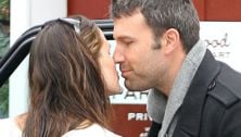 Jennifer Garner and Ben Affleck: Kissing in front of Seraphina