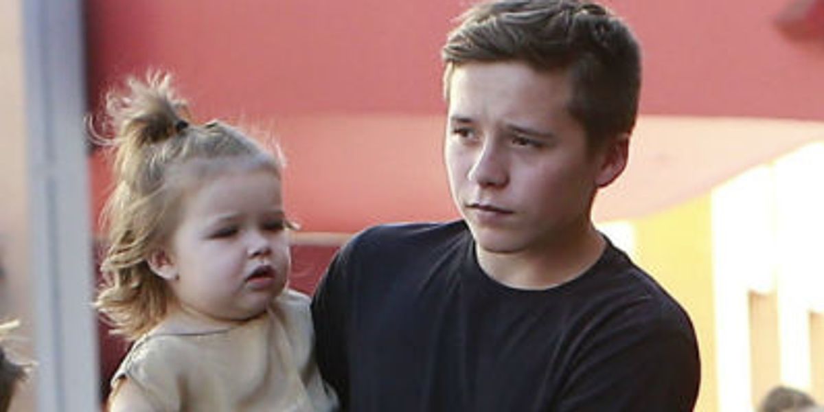 Brooklyn Beckham carries little sister Harper: Aww! - Today's Parent