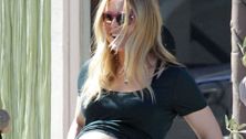 Kristen Bell shows off her belly!