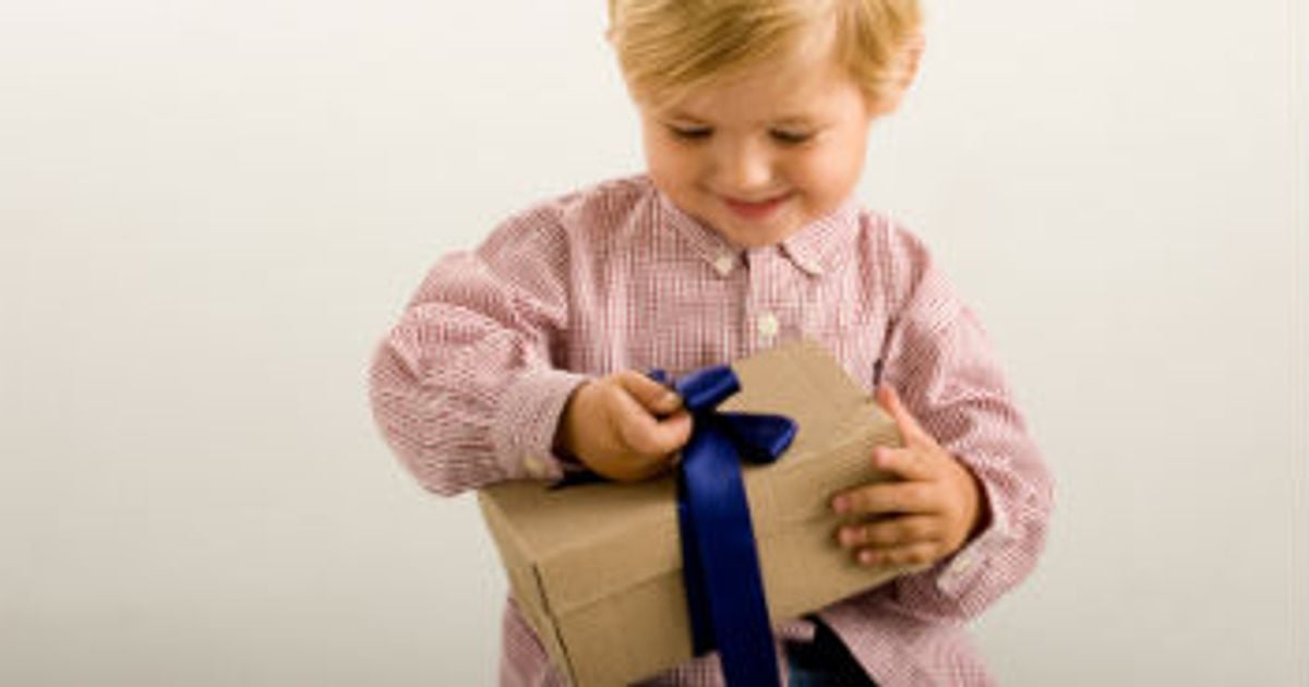 Little gifts. Ребенок дарит подарок. Маленькая девочка с подарком. Little gifts. Подарок малышу.