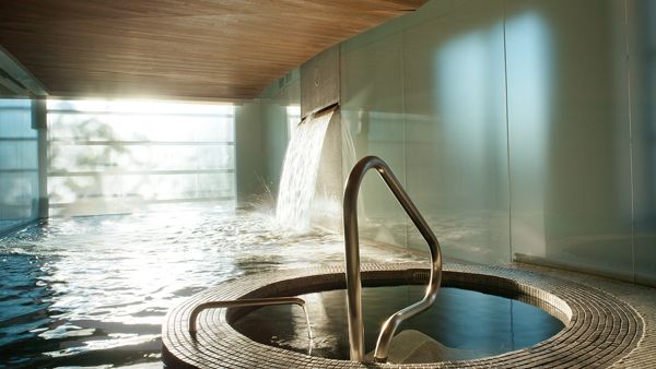 Photo of the pools at Scandinave Spa Vieux-Montreal