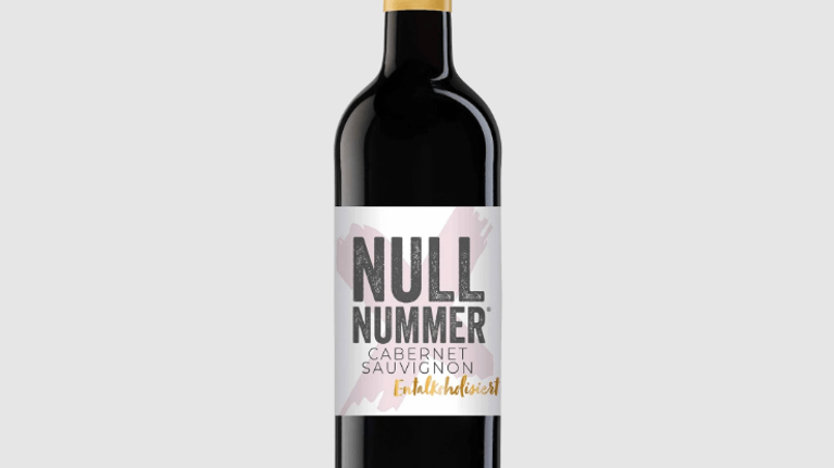 The bottle of Dr. Zenzen Null Nummer Cabernet Sauvignon 